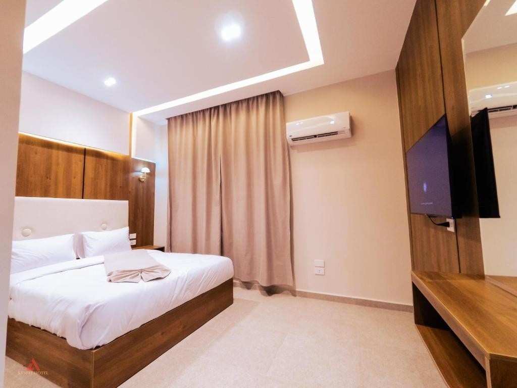 Panoramic Single Room with Pyramids View