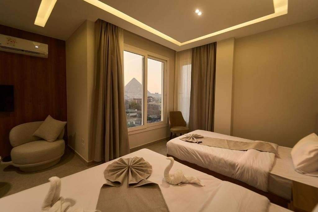 Panoramic Twin Room with Pyramids View